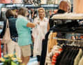 Im Wassersportshop der Marina gibt es Freizeit- und Bademode