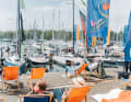 Maritimes Flair an der Hafenmauer der Meichle + Mohr Marina