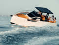 Nuva M9 Open (Länge: 9,20 m, Breite: 2,99 m, Gewicht: 3.200 kg, Motor: 300 PS, CE-Kategorie: B)