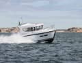 Westline 27 (Länge: 8,48 m, Breite: 2,90 m, Gewicht: 3.200 kg, Motor: 320 PS, CE-Kategorie: C)