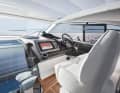 Der Steuerstand der "neuen" Princess V40 erhält ein cooles Dreispeichen-Steuerrad.