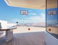 Spielplatz Vorschiff: Der Basketball liegt  vor der Eignersuite auf dem Oberdeck und wartet auf die ganze Familie
