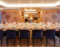 Dining area with a view: all rooms offer generous window fronts, some of which reach down to the floor, as here. Wide walkways all around give the impression of space