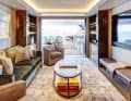 Salon auf dem Oberdeck: Das Freideck hinter dieser Lounge nutzt der Eigner als ganz private Terrasse für sich und seine Familie. Die Wendeltreppe führt auf das Brückendeck