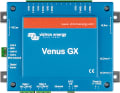 Die Kommunikationsschnittstelle des Victron-Bordsystems nach außen heißt Venus GX, hier laufen die Informationen aus dem VE-Bus zusammen. Die kommen zum Beispiel aus dem BMV, also dem Gerät, das den Stromverbrauch misst, oder aus einem Regler für Solarzellen. So lässt sich der Ertrag der Sonneneinstrahlung jederzeit nachvollziehen. Auch Ladegeräte und Umformer können überwacht werden. Sogar ein Generator lässt sich via Venus GX schalten. Das geht auch automatisch, etwa bei niedriger Spannung oder für einen monatlichen Testlauf. Über eine USB-GPS-Maus kann die Position des Schiffs gesendet werden. Das Venus erzeugt ein schwaches WLAN-Signal, was ausreichend ist, um an Bord auf das Gerät zuzugreifen. Extern geschieht das via Ethernet und 3G-/4G-/WLAN-Router