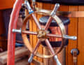 Gesteuert wird das Dampfboot stilvoll mit dem Speichenrad