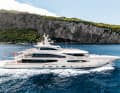 „Volpini 2“ vor Capri: Tim Heywood lehnte das geschwungene Exterior der ersten 188 an einen Schwan an, der sein Gefieder sträubt