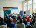 Dr.-Ing. Olaf Toedter vom "Karlsruher Institut für Technologie" erklärt den Zuhörern die zukünftige Treibhausgasreduktion am Bodensee.