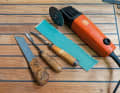The necessary tools: There are various techniques for removing the old grout from the deck. We worked with a multimaster with a saw blade and special tools that we sharpened ourselves. Suitable blanks are chisels or simply a flat bar corresponding to the joint width. They are sanded with an angle grinder or a grinding machine