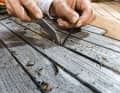 ... but slides over it and only removes the old joint sealant when sliding. This also reduces the risk of damaging the flanks of the bars, which would lead to uneven joint widths
