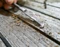 We use a self-sanded hook to remove the wood residue sticking to the bottom of the joint. This is pulled through the joints and tears off the wood in coarse chips