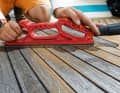 Levelling creates a lot of dust, the sanding board should be equipped with an extraction system. After grouting, the deck is sanded through again, so it is sufficient to remove the coarse indentations