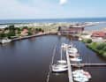 Blick auf die Anlage des Yachtclubs in Harlesiel mit der Schleuse im Hintergrund