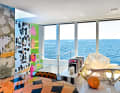 Salon auf dem Hauptdeck: Die Frontseite zeigt Malerei mit Tieren, die sich freuen,  nicht auf dem braunen blitzblanken Designer-Speisetisch zu landen.