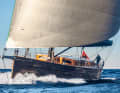 Sublime: The carbon hull, bulwark and deckhouse tower upwards. Dykstra's cutter crack nevertheless harmonises and runs at over 20 knots. The bronze metallic is a BMW colour