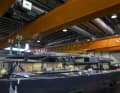 Travail au millimètre près : la structure du pont en fibre de carbone est mise en place par une grue avant d'être collée au pont.