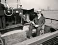 Automobil-König Walter Chrysler mit seinem 23-m-Express-Cruiser „Frolic III“, unterwegs von der Millionärs-Enklave Kings Point ins Büro in Manhattan.