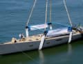 „Nyumba GT“ hängt segelfertig mit 58 Tonnen im Kran