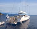 Cruise-Modus: Im Heck parkt ein 4,50-Meter-Tender, das Bimini fährt elektrisch aus.