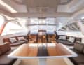 Überdachte Lounge: Das Gästecockpit wird von einem festen Bimini beschattet. Um Gewicht zu sparen, wird das solide Karbondach für Regatten abgebaut.