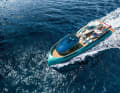 "ICE Ghost": barca volante di 26 metri di Icon, RIB personalizzato di dodici metri e due moto d'acqua. Quattro ospiti o membri dell'equipaggio dormono nello scafo in acciaio.