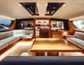 Additional space: when the side windows are raised, the cockpit looks like an extension of the saloon.