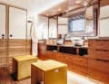 Bagno del proprietario: la porta di destra conduce al bagno turco con un ibrido di panca da sauna e vasca al carbonio. I lavabi in metallo sono le parti più pesanti dell'arredamento.