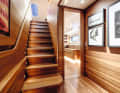 Stairs: Downstairs, the almost nine-metre-wide owner's suite is on the port side. There is also a lot of art in the hallway. The staircase balustrade shows the dimensions of the 1.10 metre high tween deck.