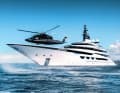 „AHPO“: Die 115-Meter-Lürssen, der wir ab Seite 66 ein großes Yachtporträt widmen, dürfte im Port Hercule auch ohne landenden Helikopter alle Blicke auf sich ziehen. Das markante Nuvolari-Lenard-Design zählt zu den exklusivsten Charteryachten der Welt und bietet Gästen jeglichen Komfort.