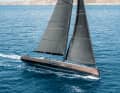 Pure minimalism: lines with hull edge, flat stern and double rudder system promise gliding characteristics, two sailors master everything
