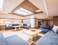 La calma del salone: la cornice in teak dell'oblò apre lo spazio. I corrimano sono posizionati in punti ragionevoli per muoversi in sicurezza sottocoperta.