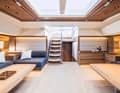 Unaufdringlich chic: Heller Eichenboden, Schränke aus entsättigtem Teak und graue Leinenwandverkleidung harmonieren mit marineblauen Sofapolstern