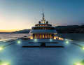 White instead of teak: the touch-and-go helipad was retrofitted in Turkey. The landing system meets commercial standards.  This is where ACH145 or equivalent twin-engine aero-tenders touch down or parties take place.
