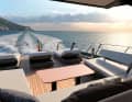Auf dem Oberdeck hinter dem Fahrstand warten bequeme Sonnenliegen, ein XXL-Sofa und eine „Dining Area“ mit Esstisch und Bar.