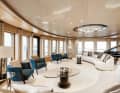 Observation-Lounge: Für das vordere Oberdeck wählte H2 Design einen hellen Seidenteppich, petrolfarbene Sessel, nierenförmige Sofas und ein Piano