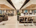Oberdeck: Die Lounge bestrahlt hinterleuchteter Onyx von oben. Die Bar, eine  von fünf an Bord, ziert Tauwerk.
