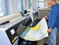 Die klassische großformatige Seekarte wird auf speziellem Papier mit speziellen Druckern hergestellt. Da die A2-Sportbootkarten nicht mehr angeboten werden, können Sportbootfahrer sich A1-Karten auf Bestellung drucken lassen.
