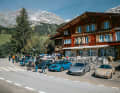 Der Gipfeltreffen-Vibe in einem Bild: Mittagsstopp am Hotel Posthaus Urigen an der Klausenpassstraße