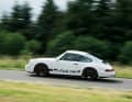Weißer Wolf im scharfen Pelz: So schlicht, wie der 964 Cup daherkommt, ähnelt er einem  normalen 911 Coupé sehr. Doch der Eindruck täuscht. Er ist Rennwagen durch und durch.