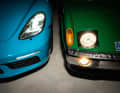 Extrahell trifft extravagant: Das LED-Licht des Porsche 718 wirkt im direkten Vergleich praktisch doppelt so hell wie das H4-Licht des 914. Der kontert allerdings mit motorisch ausfahrbaren Klappscheinwerfern. Damit wird klar: Der Augenaufschlag des Porsche 914 gewinnt eindeutig die Coolness-Wertung.