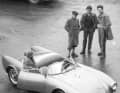 Bitte einsteigen! Wolfgang  Porsche entert auf diesem Bild von 1954 den 550 Spyder Nummer 04 mit Fuhrmann-Motor, während die Brüder Hans-Peter, Gerhard und Ferdinand Alexander – mit adretten Streifen in der Hose – dabeistehen.