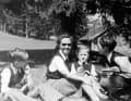 indheit in Werkstatt und Natur: Dorothea Porsche fuhr mit ihren Söhnen Hans-Peter, Wolfgang und Gerhard Porsche (v. l.) gern aufs Land. Das Foto stammt von etwa 1950