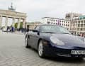 Pariser Platz. Die erste Fahrt führte von Zehlendorf zum Brandenburger Tor. Das montierte Hardtop steht dem Boxster nicht schlecht. Nur braucht man es nicht wirklich.