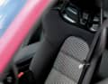 Eine Volllederausstattung wurde aus Gewichtsgründen nicht angeboten. Stattdessen legte Porsche den Hahnentritt-Stoff neu auf