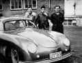 Die ersten Mitarbeiter der Reparatur- Abteilung bei Porsche in Zuffenhausen: Hinter dem Porsche 356 Coupé steht Linge in der Mitte