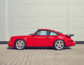 Einer von nur drei Prototypen: Der indischrote 964 Turbo 3.6 mit dem ursprünglichen Kennzeichen BB-PW 128 kam in Privathand und kehrte jetzt zur Aufarbeitung zu Porsche Classic zurück. Großer Bahnhof für einen der schönsten 911er aller Zeiten.