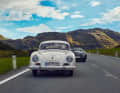 Zusammen ist man weniger allein: der Porsche 356 Pre-A Continental vor dem 356 Speedster beim Treffen in Zürs am Arlberg
