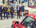 Vorfreude: Während Mario Piel schon seinen frisch aufgearbeiteten Porsche 964 anlächelt, fachsimpeln Ronny Till (links) von Porsche Classic und Martin Hornberger (2. v. r.), Kundenbetreuer der Porsche Werksrestaurierung bei diesem Projekt, noch mit seinen Eltern.
