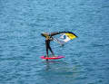 5 Already on the downwind course, which is the course directly to leeward, the change of grip takes place: No matter whether you use a wing with boom or handles, the rough sequence of the hand movements is always similar: Release the back hand from the wing, reach forwards and change the front hand