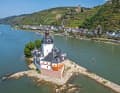 Spektakuläre Landschaften und historische Bauten wohin man schaut.  Direkt im Wasser oder an den Hängen - wie hier Burg Pfalzgrafenstein und Burg Gutenfels.